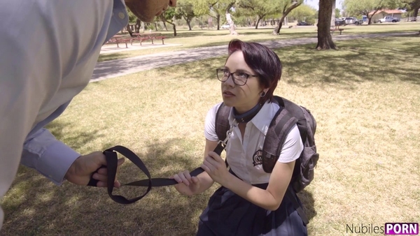 Мужчина наказывает привлекательную студентку в очках