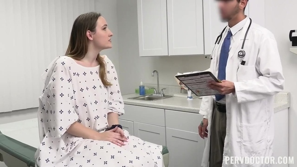 Доктор развел молоденькую пациентку на вагинальный секс