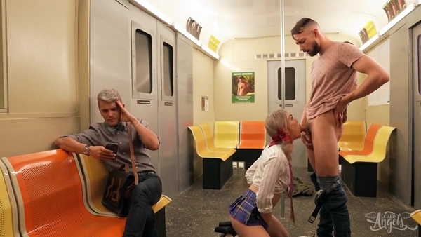 Симпатичного транса трахают раком прямо в вагоне метро
